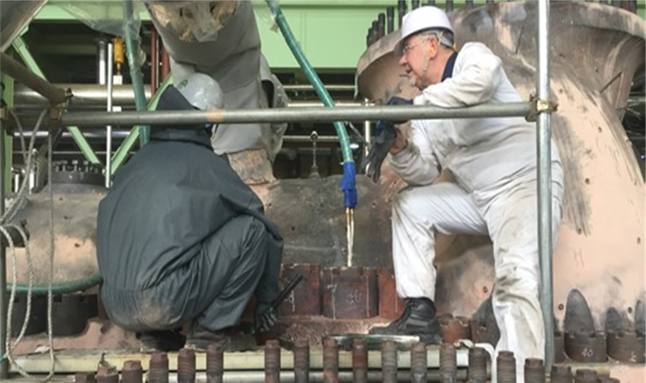 Induction heating systems allow maintenance crews to apply precise, localized heat directly inside turbine bolts, studs, nuts, and shrink-fit components